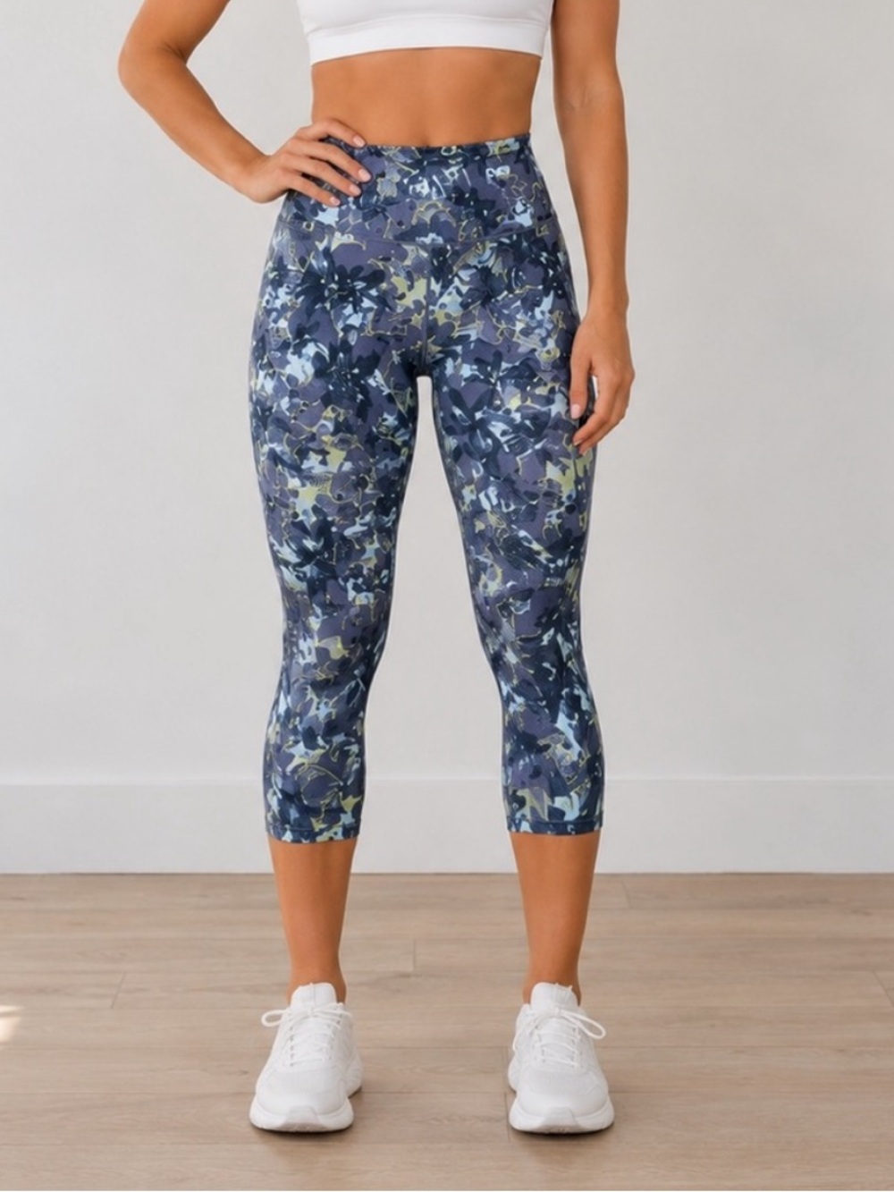 Fabletics Blue Floral Print Cropped Capri Workout Leggings Medium